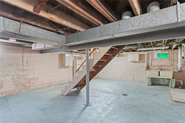 105 Saniel Dr, West Mifflin, PA 15122