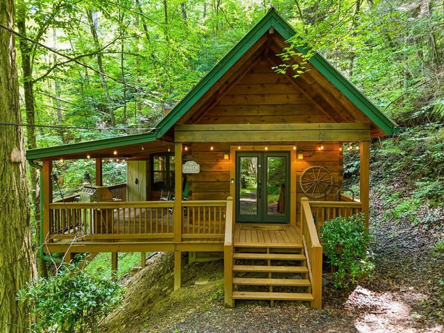 329 Laurel Ridge Drive, Blue Ridge, GA 30513