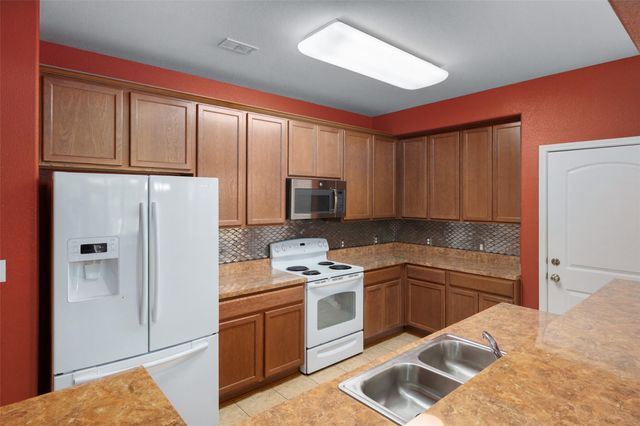 2046 Ridge View DR, San Marcos, TX 78666