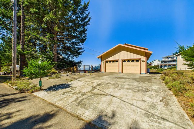 14 High Court, Shelter Cove, CA 95589