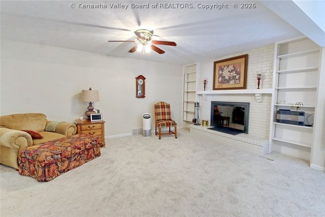 16 Carriage Road, Charleston, WV 25314