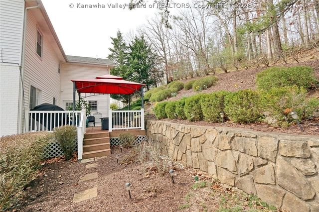 16 Carriage Road, Charleston, WV 25314