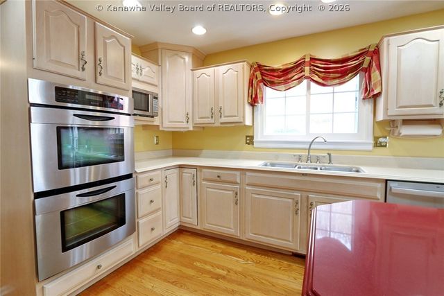 16 Carriage Road, Charleston, WV 25314