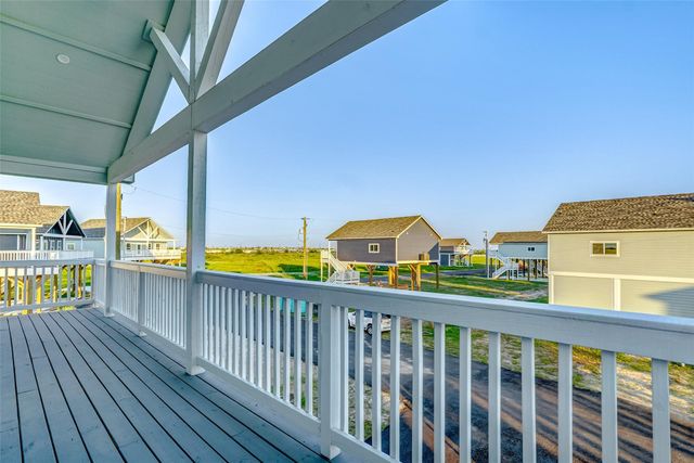 1077 Sunset Circle W, Crystal Beach, TX 77650