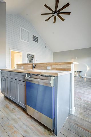 1077 Sunset Circle W, Crystal Beach, TX 77650