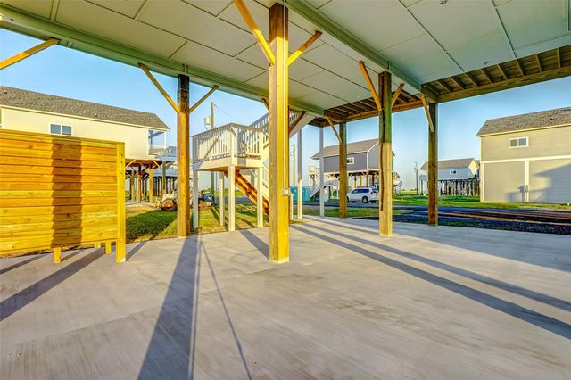 1077 Sunset Circle W, Crystal Beach, TX 77650