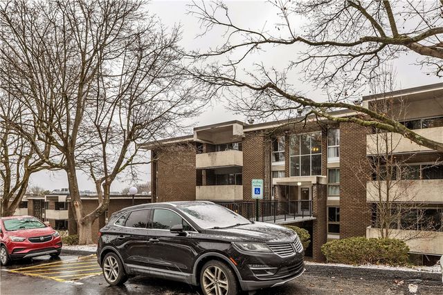 2401 Charlemagne Cir, Ross Twp, PA 15237