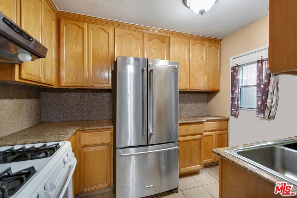 Image 15 of property listing at 4713 Clinton Street, Los Angeles, CA 90004