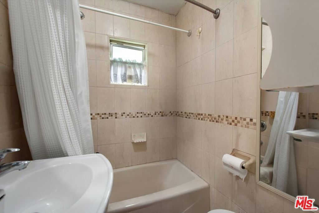 Image 17 of property listing at 4713 Clinton Street, Los Angeles, CA 90004