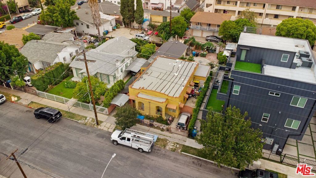 Image 27 of property listing at 4713 Clinton Street, Los Angeles, CA 90004