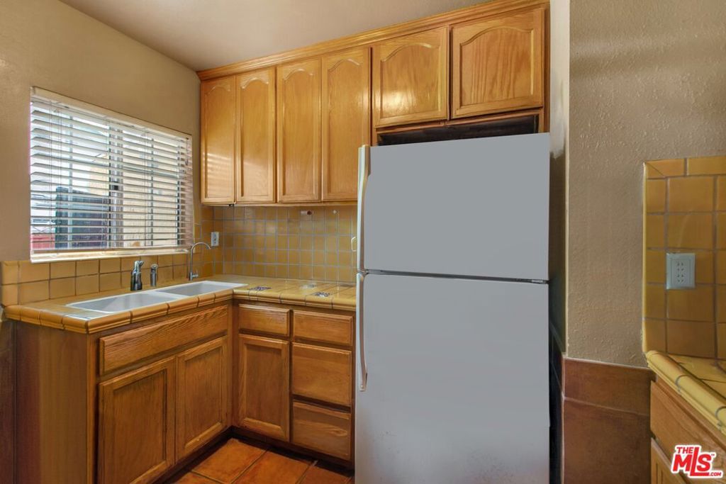 Image 6 of property listing at 4713 Clinton Street, Los Angeles, CA 90004