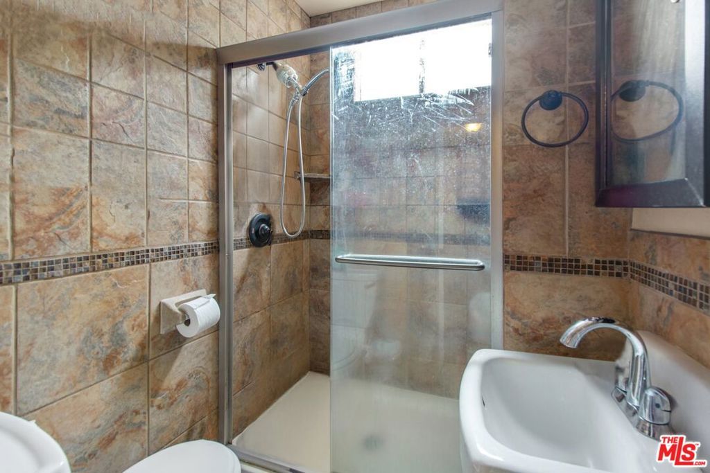 Image 8 of property listing at 4713 Clinton Street, Los Angeles, CA 90004