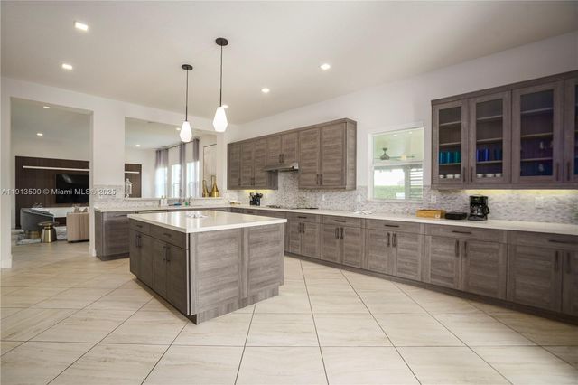 11 NW 122nd Ave, Miami, FL 33182