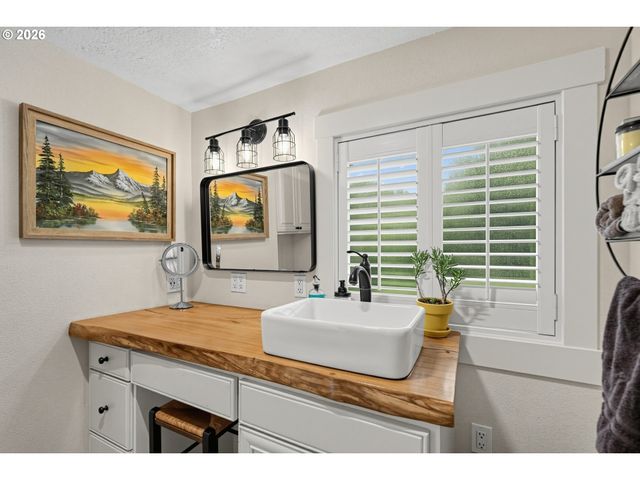 14543 THAYER Rd, Oregon City, OR 97045