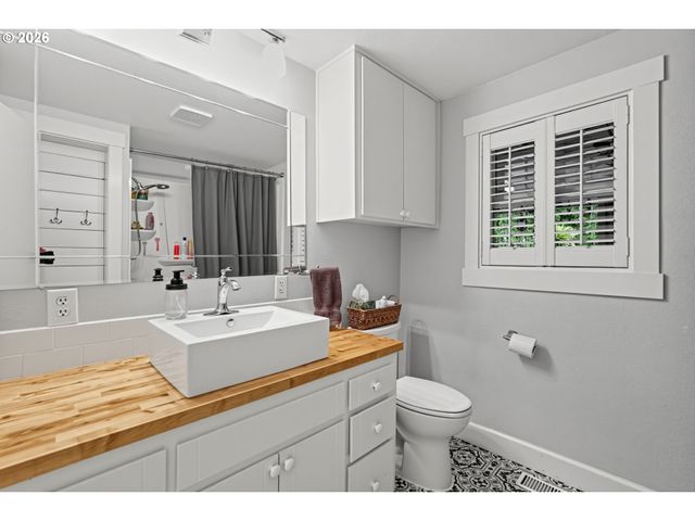 14543 THAYER Rd, Oregon City, OR 97045