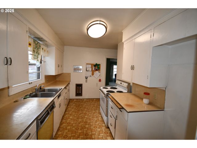 1300 VIEW Ct, The Dalles, OR 97058