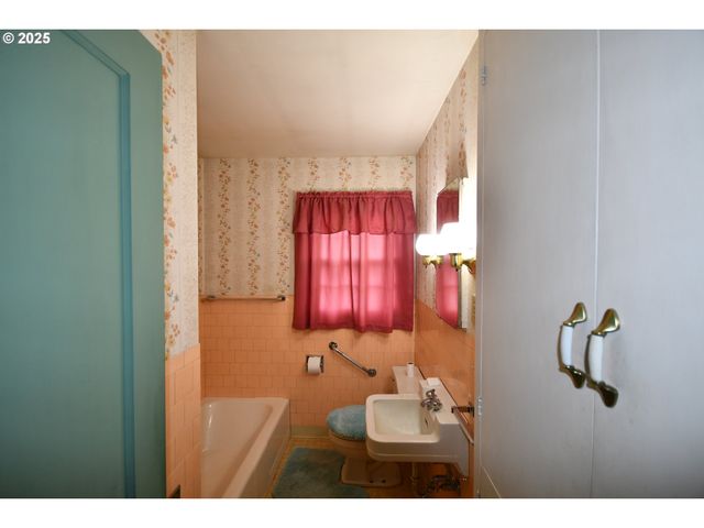 1300 VIEW Ct, The Dalles, OR 97058