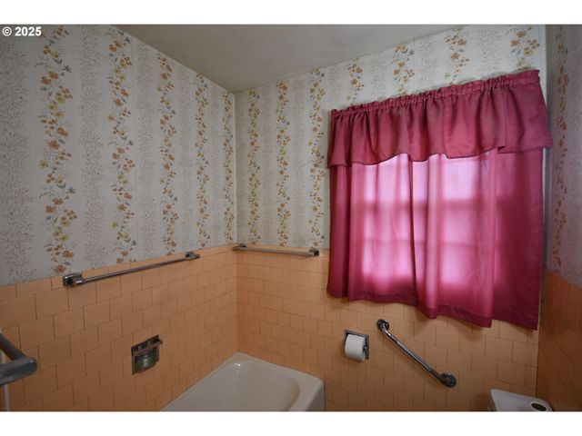 1300 VIEW Ct, The Dalles, OR 97058