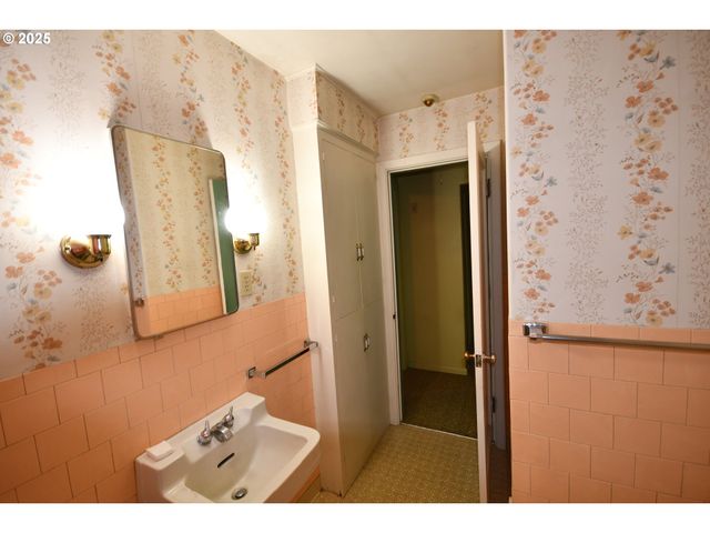 1300 VIEW Ct, The Dalles, OR 97058