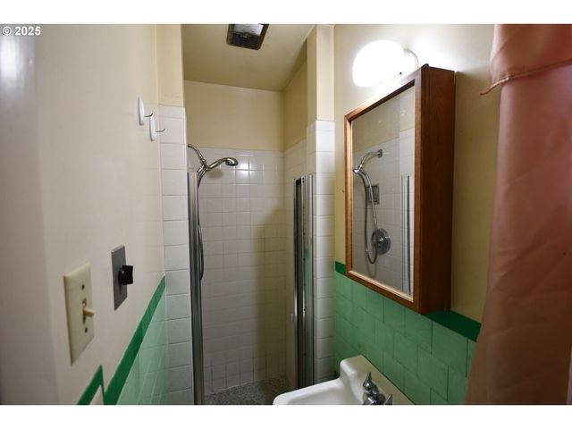 1300 VIEW Ct, The Dalles, OR 97058