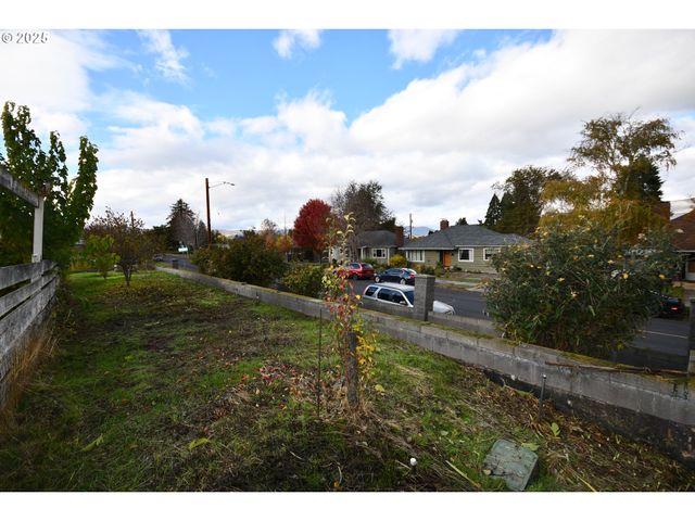 1300 VIEW Ct, The Dalles, OR 97058