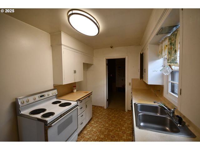 1300 VIEW Ct, The Dalles, OR 97058