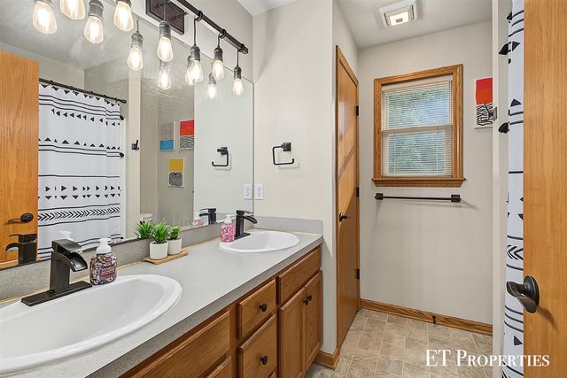 8954 Lady Lauren Drive, Rockford, MI 49341