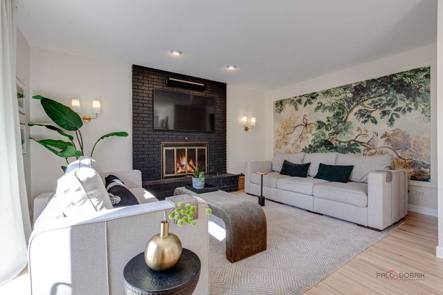 613 E Golf Road, Libertyville, IL 60048