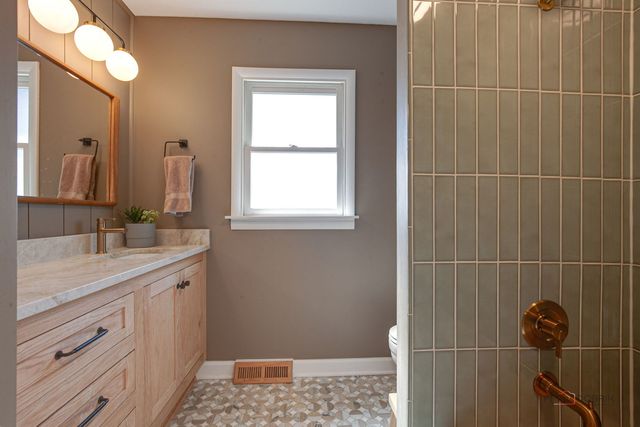 613 E Golf Road, Libertyville, IL 60048