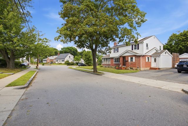 76 Woodcliff Rd, Quincy, MA 02169