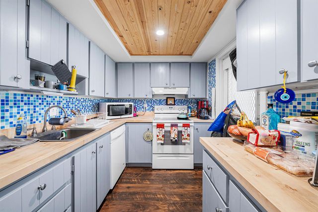 5540 Tamberlane Circle 221, Palm Beach Gardens, FL 33418