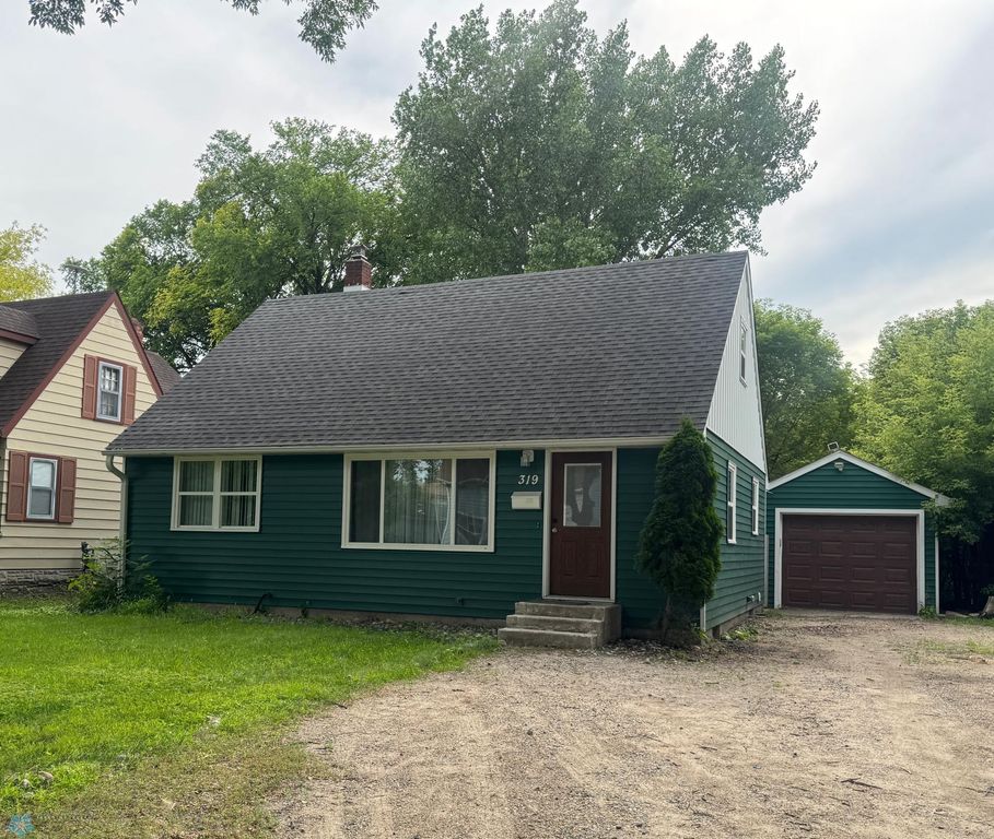 319 13th Street N, Moorhead, MN 56560