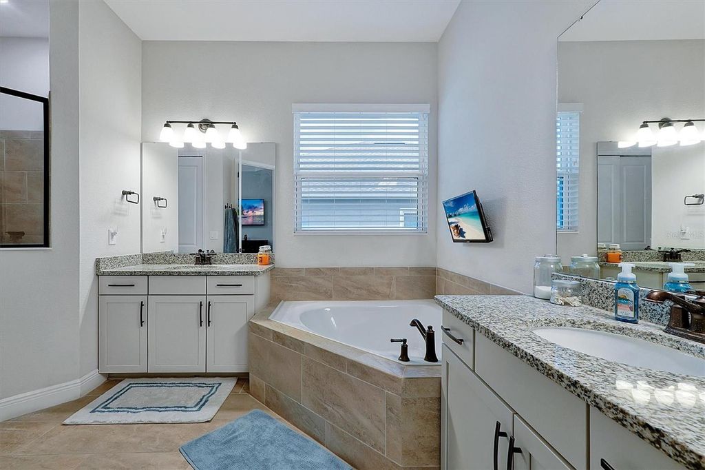 Image 20 of property listing at 508 BELLISSIMO PLACE, Howey In The Hills, FL 34737