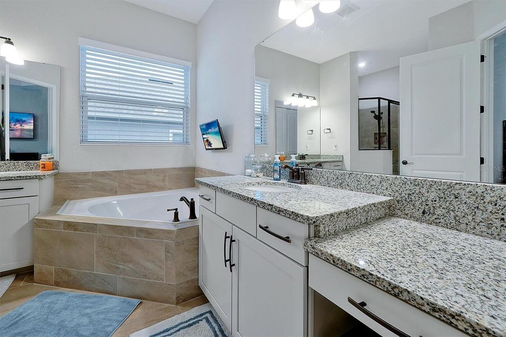 Image 21 of property listing at 508 BELLISSIMO PLACE, Howey In The Hills, FL 34737