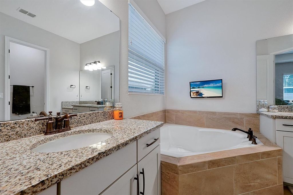 Image 23 of property listing at 508 BELLISSIMO PLACE, Howey In The Hills, FL 34737