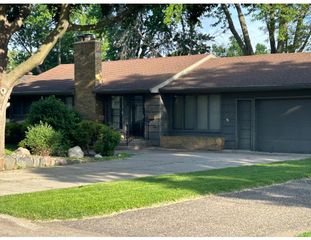 1200 Shryer Avenue W, Roseville, MN 55113