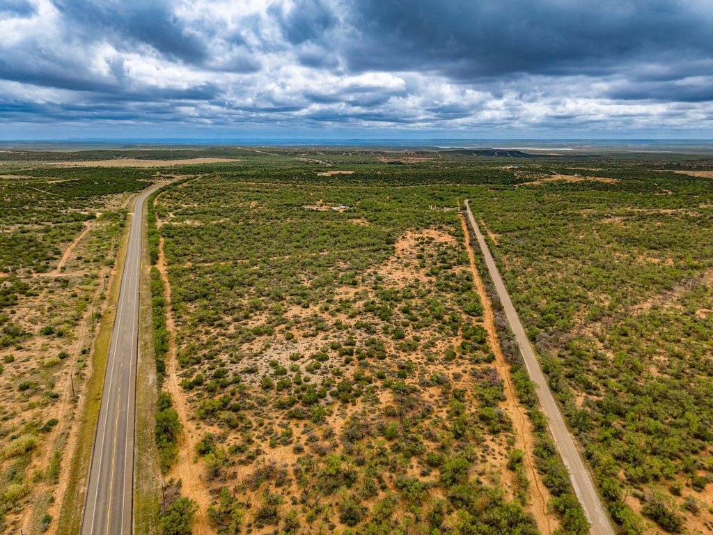 Image 5 of property listing at 375 Exxon Road, Robert Lee, TX 76945