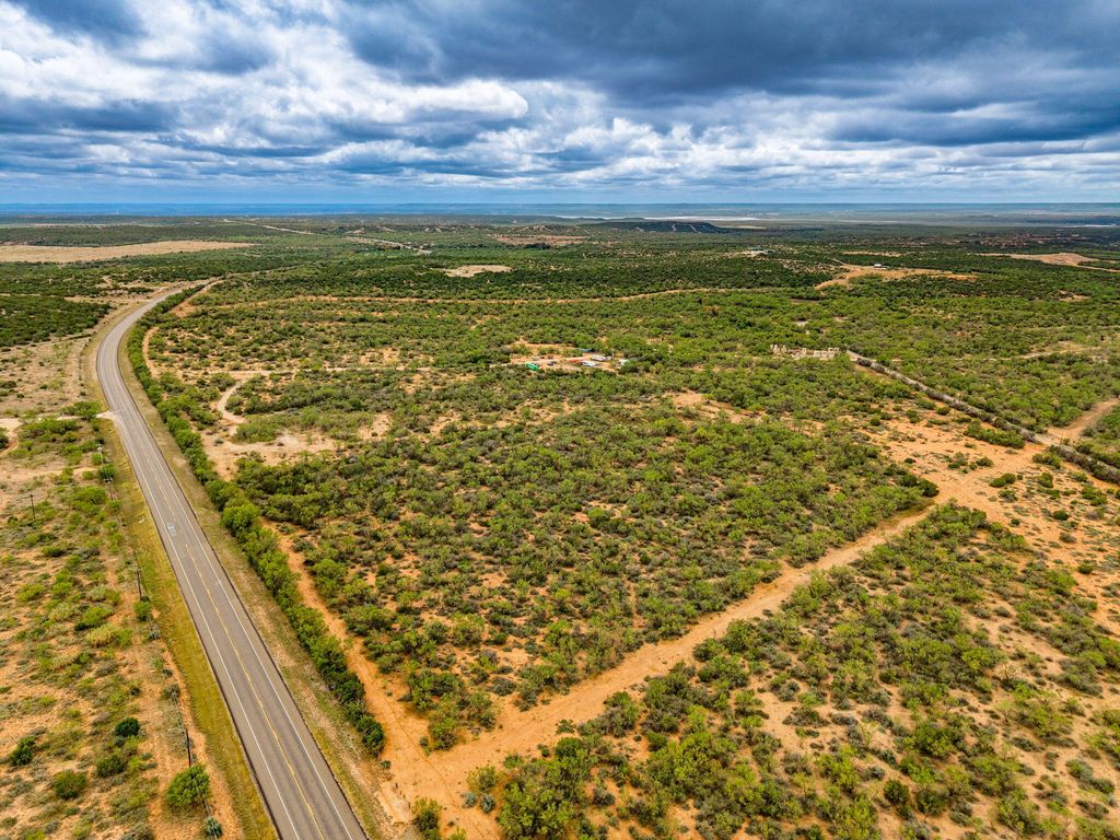 Image 7 of property listing at 375 Exxon Road, Robert Lee, TX 76945