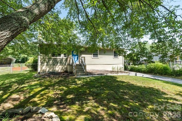 1177 Runway Drive, Hendersonville, NC 28792