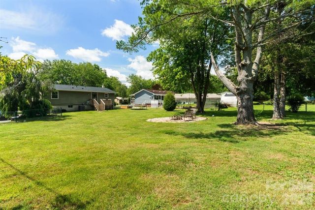 1177 Runway Drive, Hendersonville, NC 28792