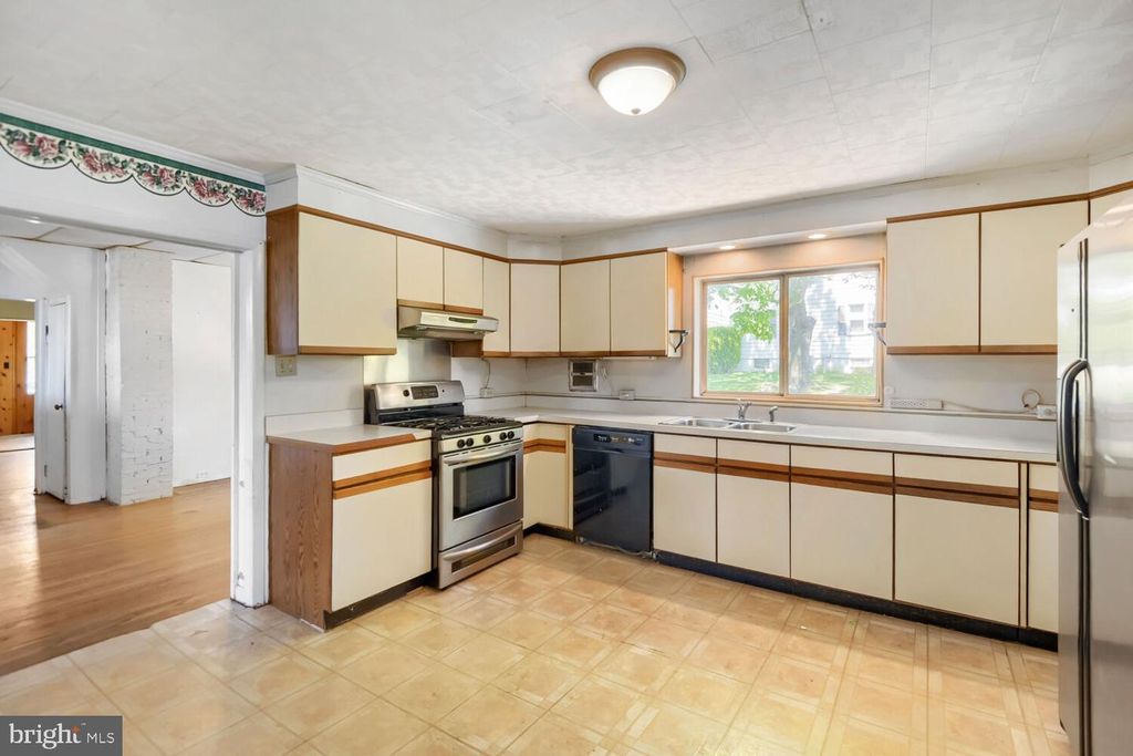 Image 8 of property listing at 8413 PHILADELPHIA RD, Baltimore, MD 21237