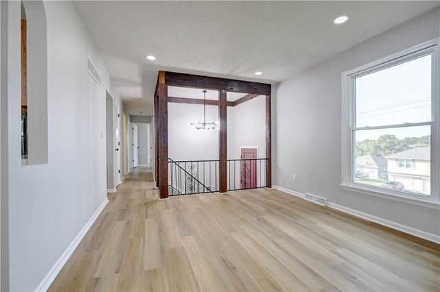 11015 Crooked Road, Kansas City, MO 64152