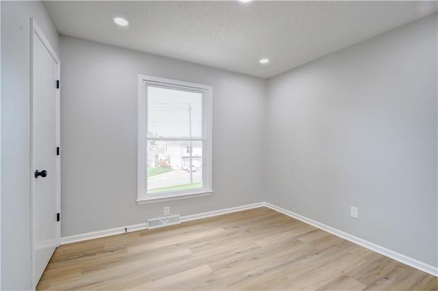 11015 Crooked Road, Kansas City, MO 64152