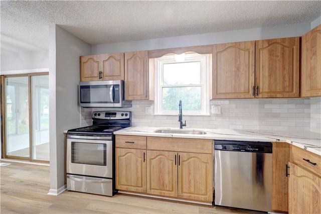 11015 Crooked Road, Kansas City, MO 64152