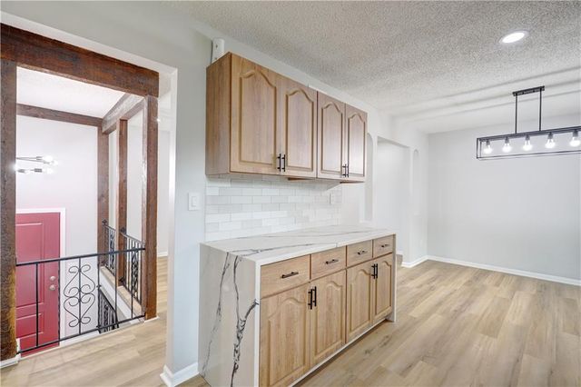 11015 Crooked Road, Kansas City, MO 64152