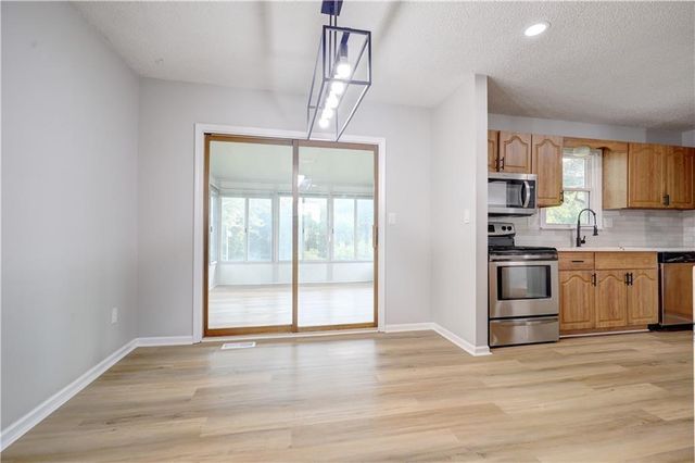 11015 Crooked Road, Kansas City, MO 64152