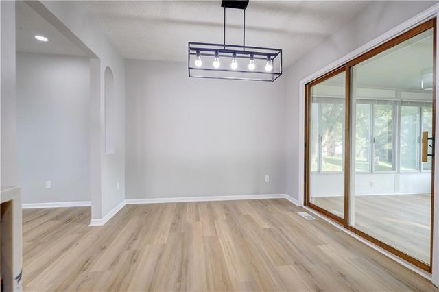 11015 Crooked Road, Kansas City, MO 64152