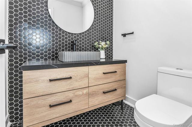 8 Allison Drive, Old Bethpage, NY 11804