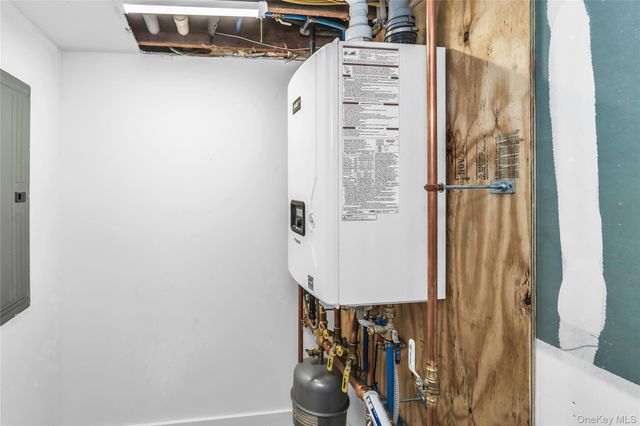 8 Allison Drive, Old Bethpage, NY 11804