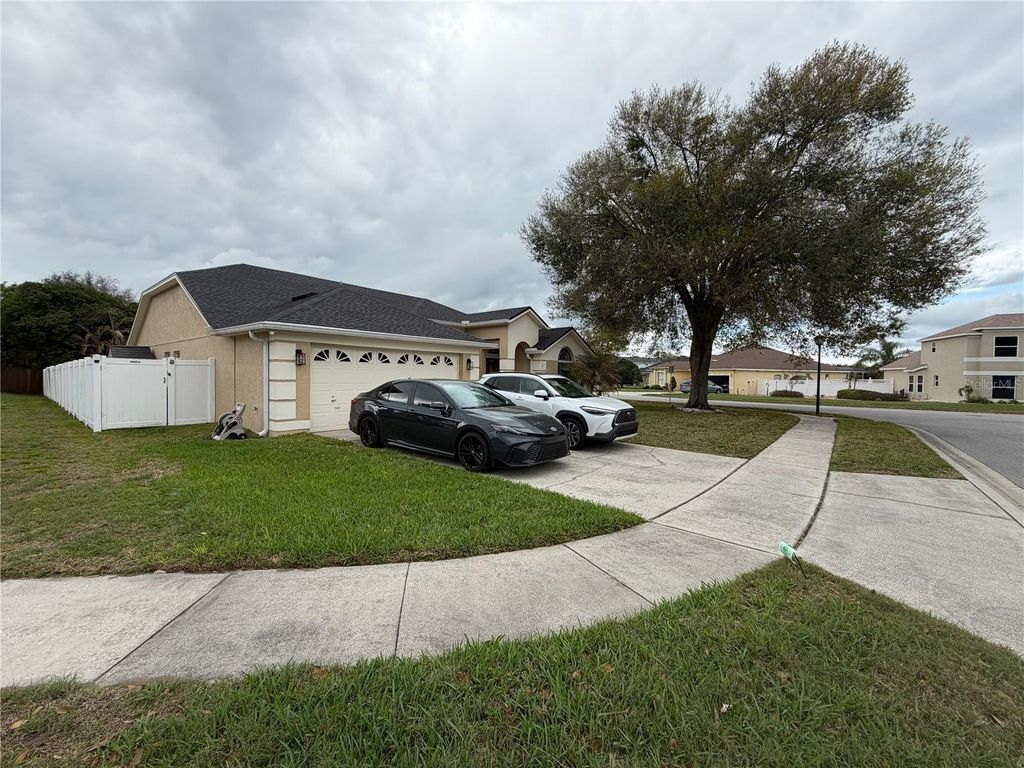 Image 2 of property listing at 1029 SURGE COURT, Orlando, FL 32828